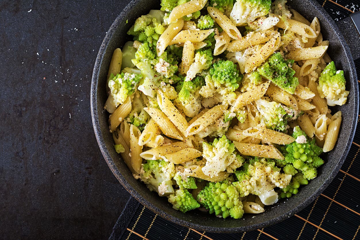 Plato de macarrones con romanesco
