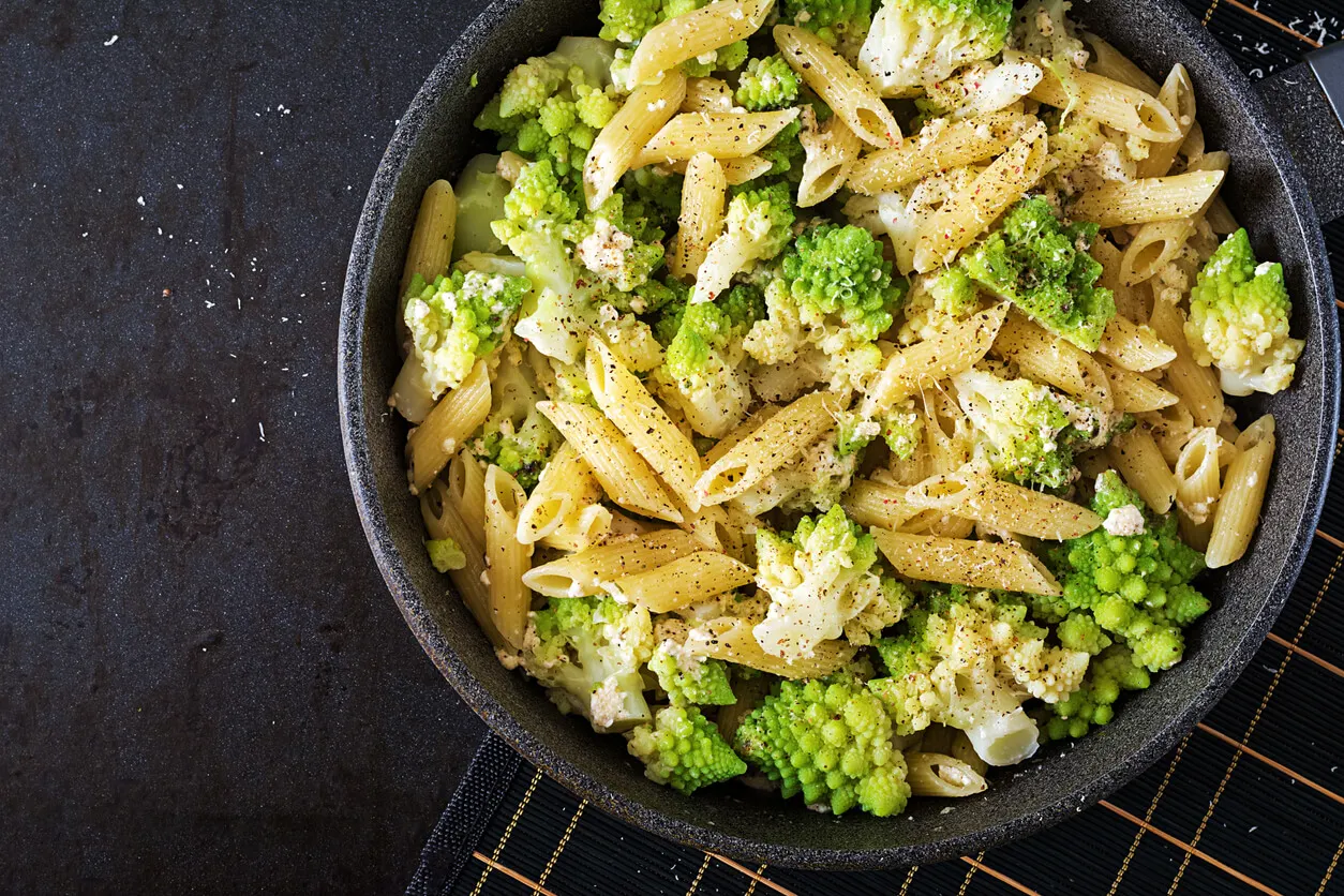 Plato de macarrones con romanesco