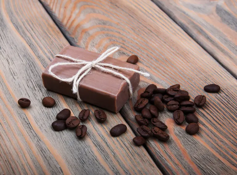 ¿Cómo hacer un jabón exfoliante de café en casa?