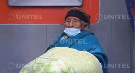 “Mi hijo vendrá a recogerme”: abuelita duerme al lado de un cajero automático, esperando a su hijo