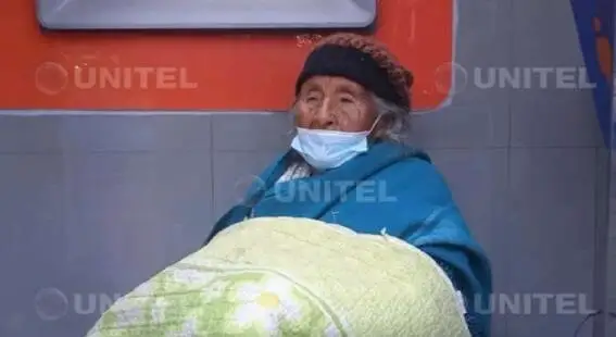 “Mi hijo vendrá a recogerme”: abuelita duerme al lado de un cajero automático, esperando a su hijo