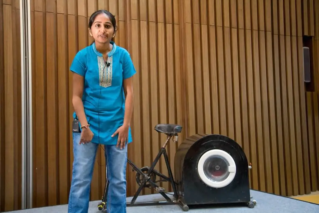 La niña mostrando la lavadora a pedal