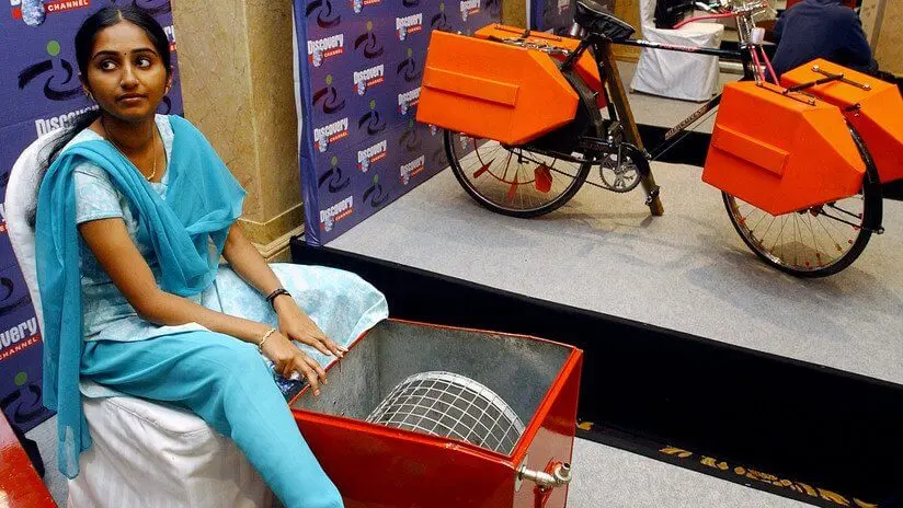 La niña junto a la lavadora a pedal