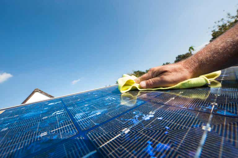 Cómo limpiar los paneles solares para mantener su eficiencia