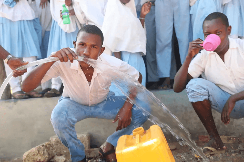 Los habitantes disfrutando del agua potable que genera la planta solar
