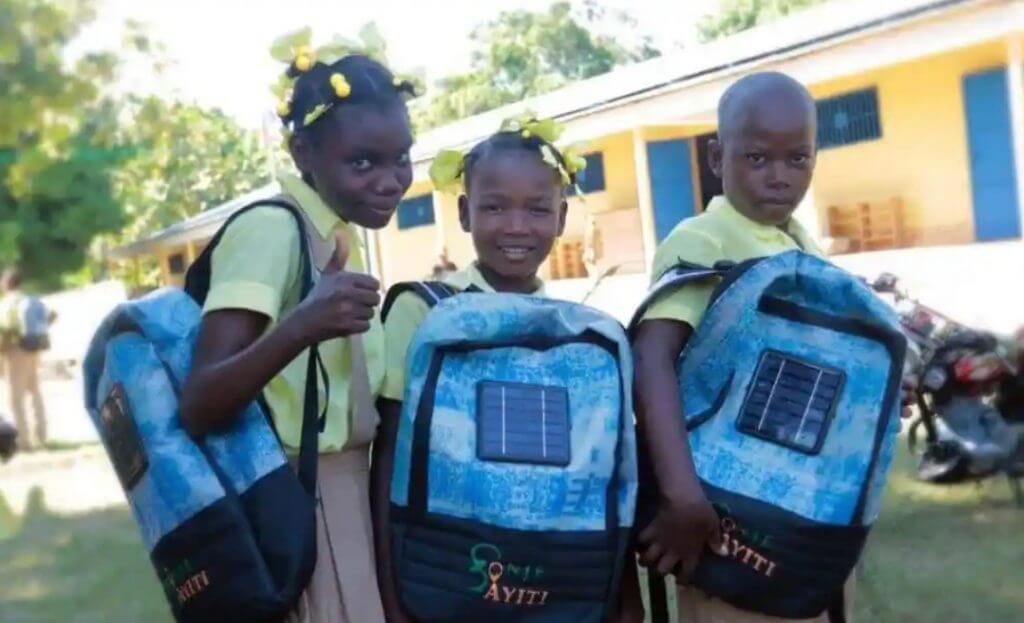 Los niños con su mochila solar