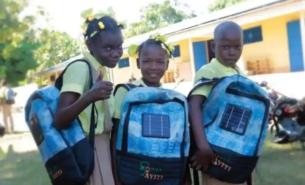 Crianças com sua mochila solar