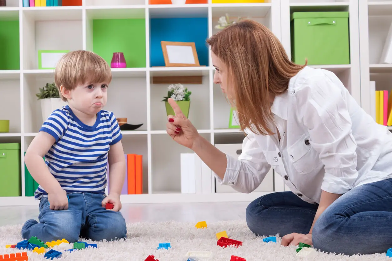 A mãe castiga o filho.