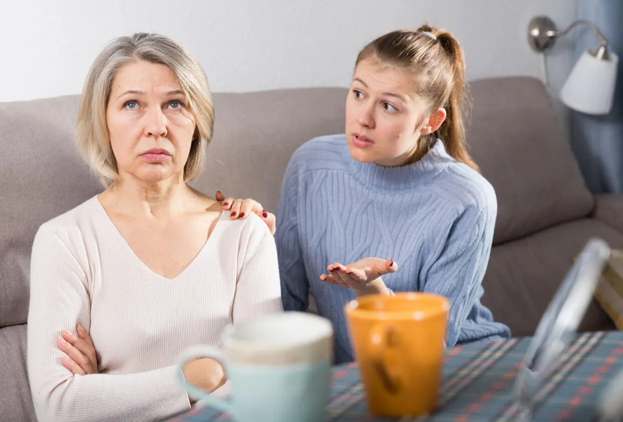 Madre se entromete en vida de la hija.
