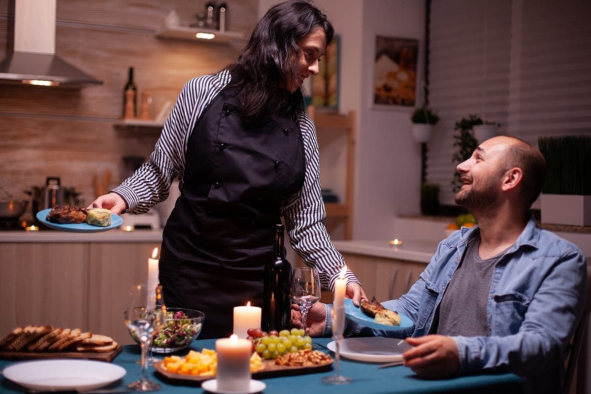 Mujer cena con su pareja