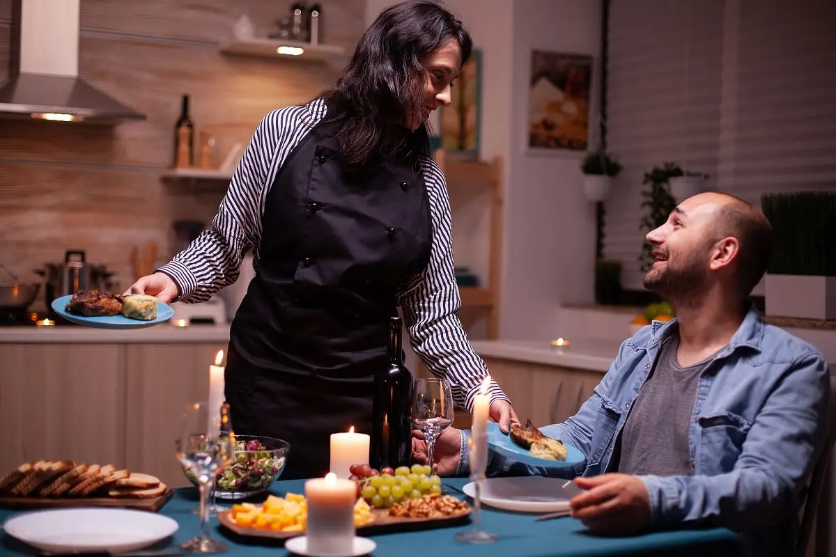 Mujer cena con su pareja