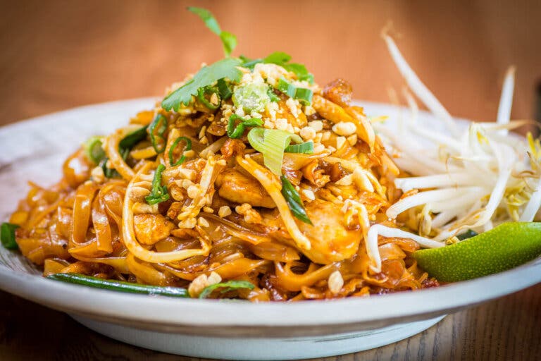 Cómo preparar pad thai y 2 formas de variarlo