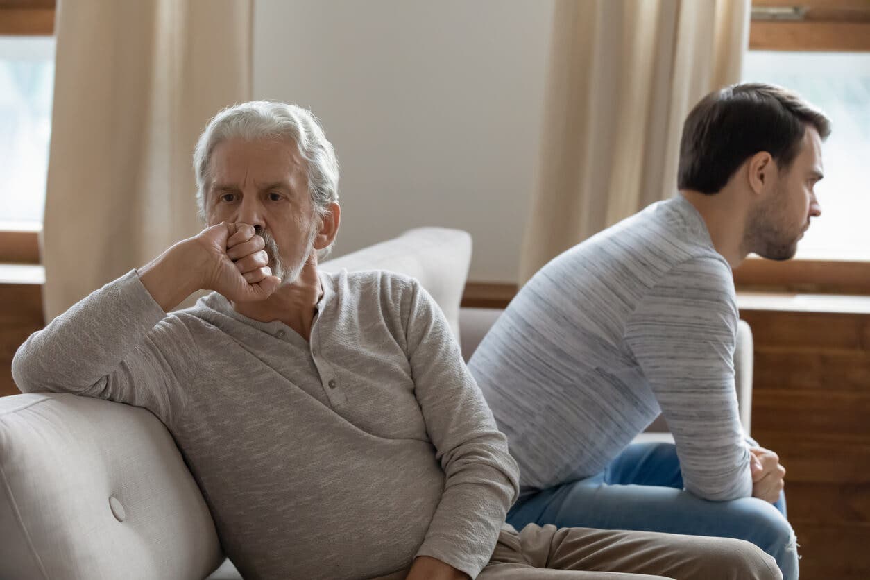 Padre adulto e hijo enfadados.