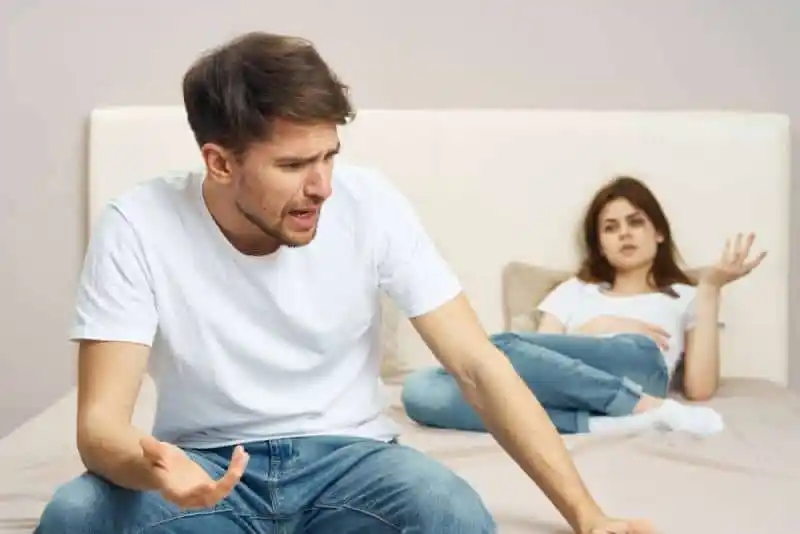 Pareja discutiendo