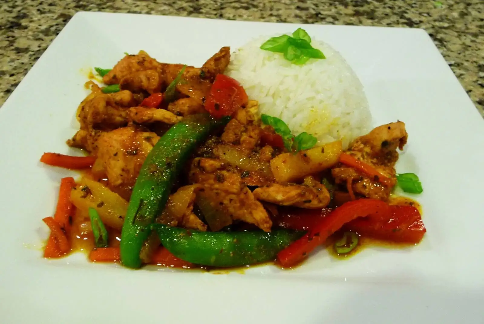 Pollo enchilado con arroz.