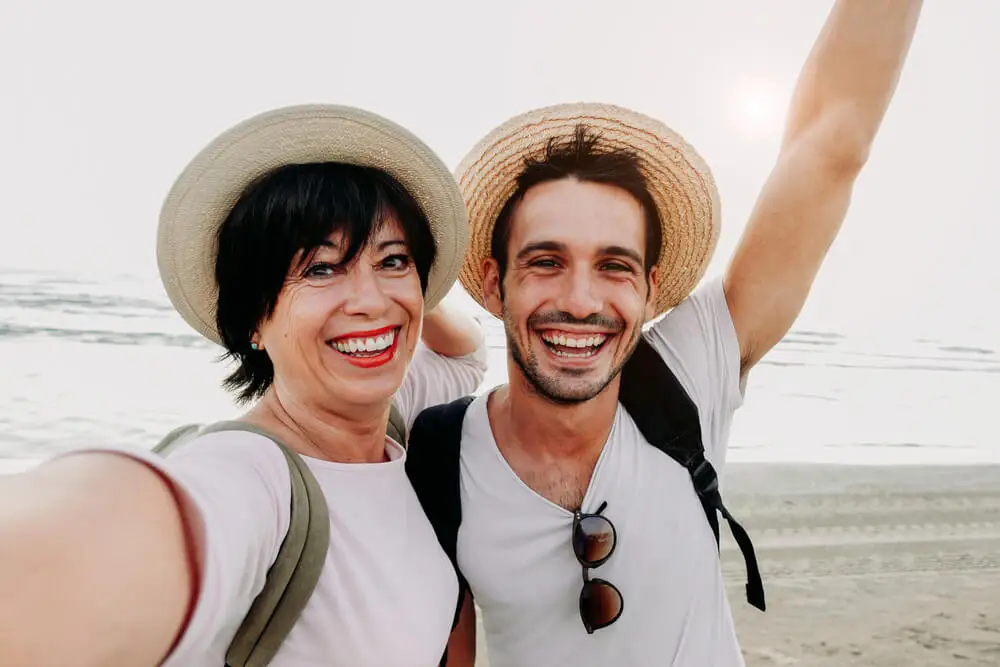 Mamá e hijo viajando