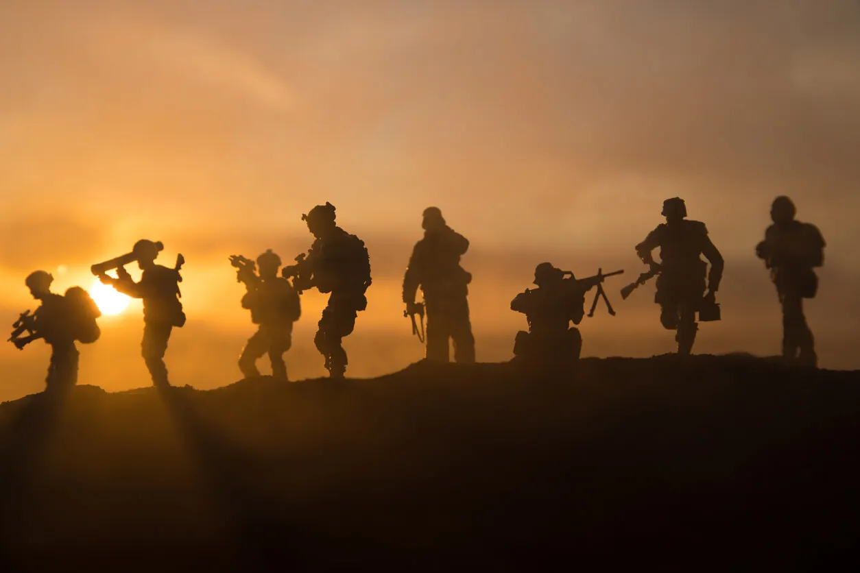 Soldados en guerra en el concepto de maldad.