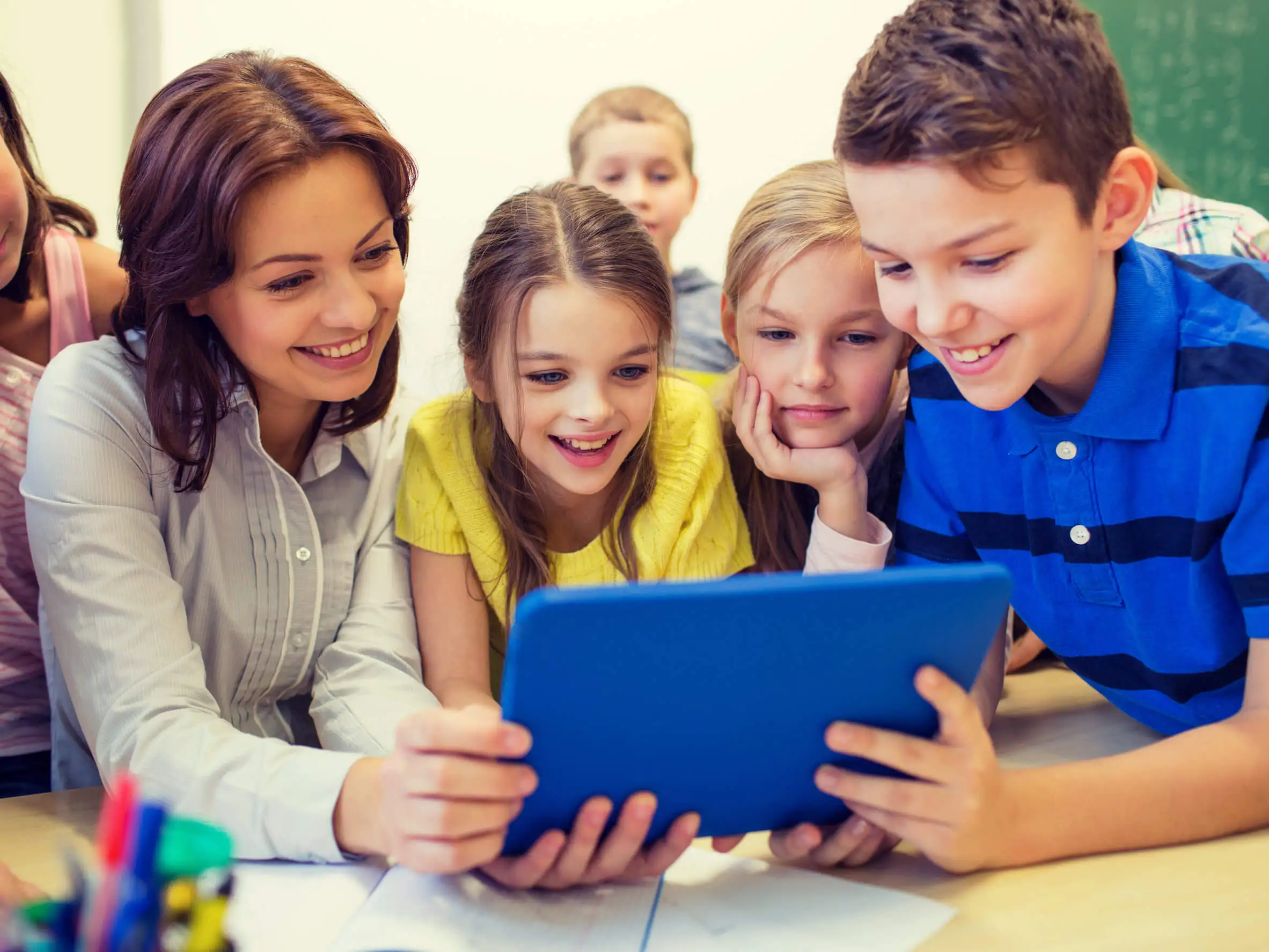 Niños curiosos por la ciencia.