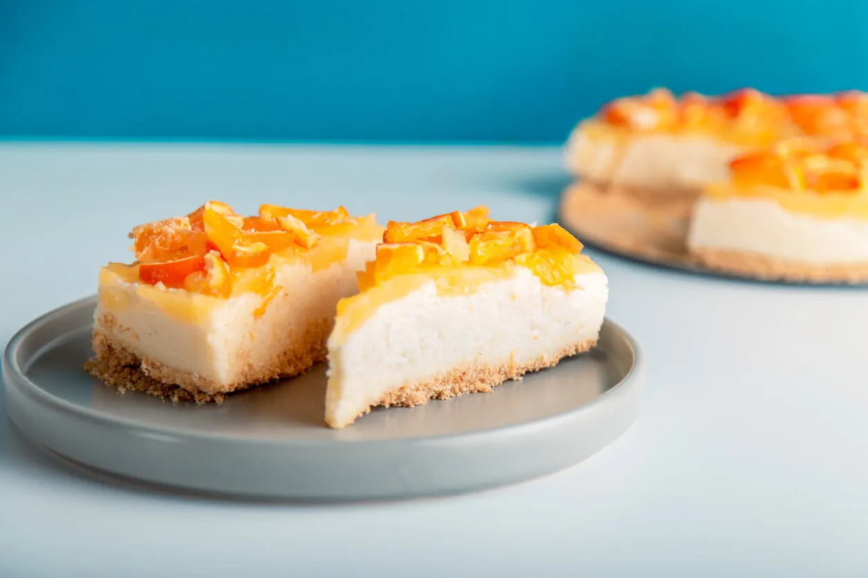 Tarta queso naranja y chocolate.