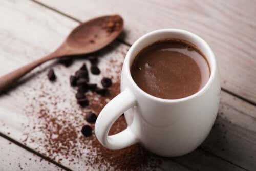¿Por qué es bueno tomar chocolate caliente después de entrenar?