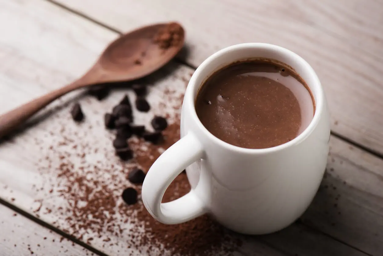 Por que é bom beber chocolate quente após o treino?