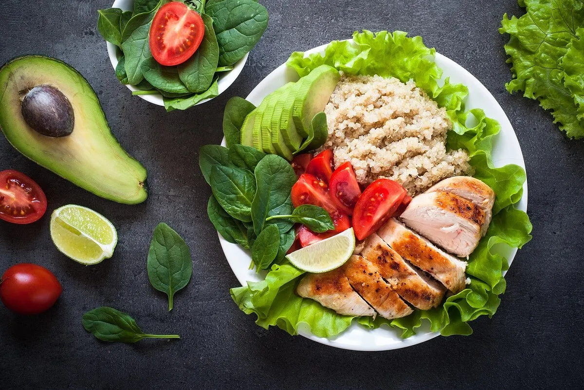 ¿Cómo hacer ensalada de quinoa con pollo y vegetales?