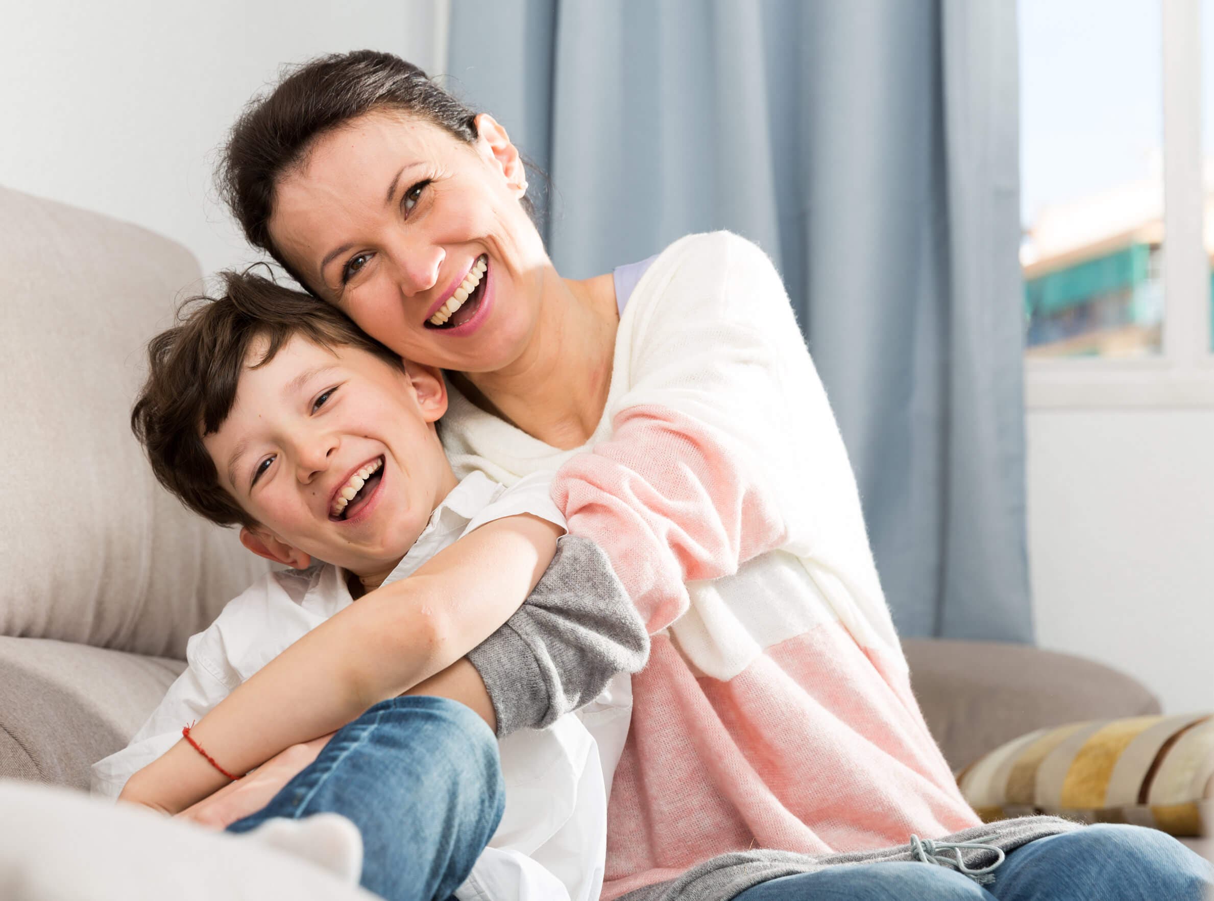 Madre feliz junto a su niño.