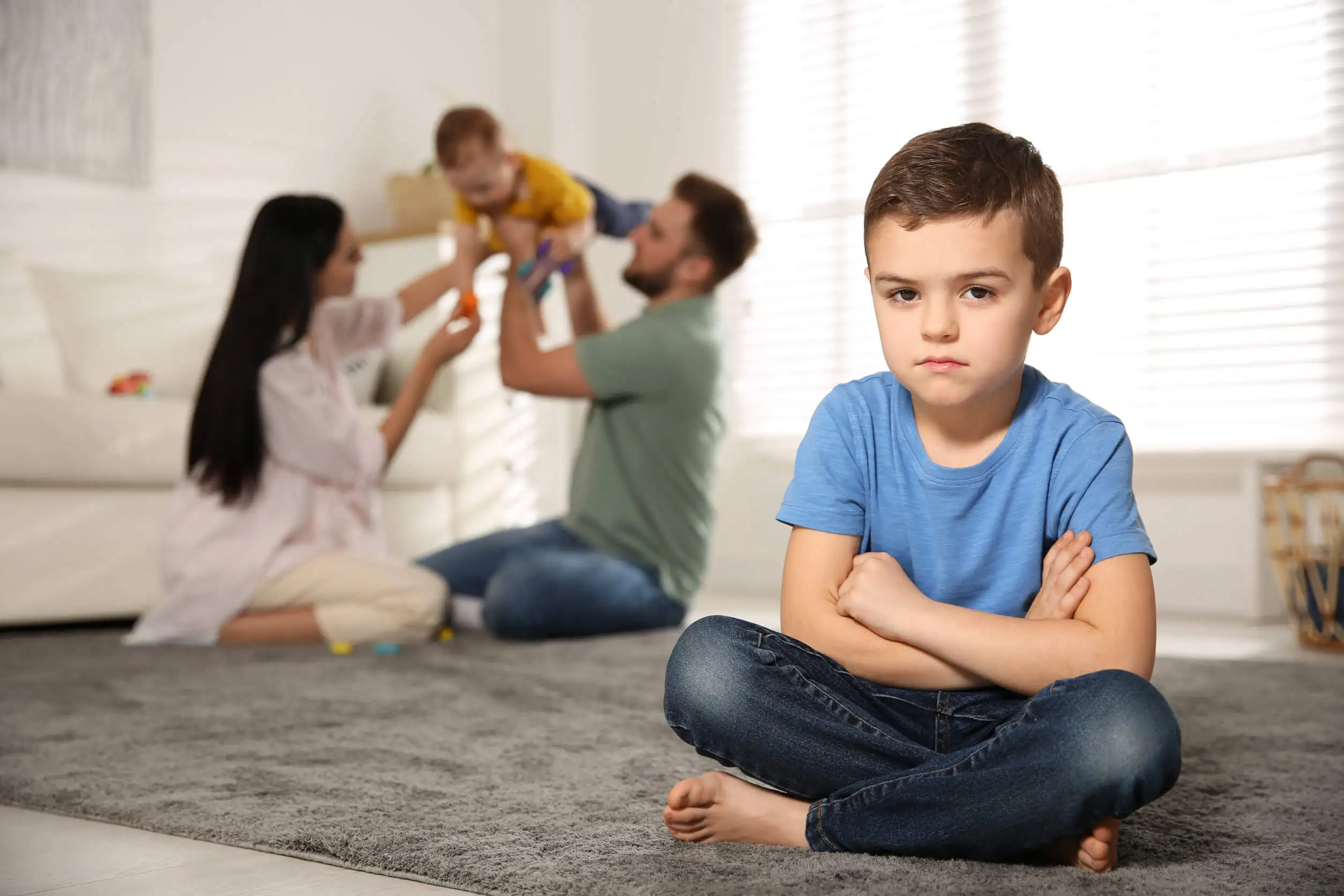 Niño que siente que en su familia hay un hijo favorito