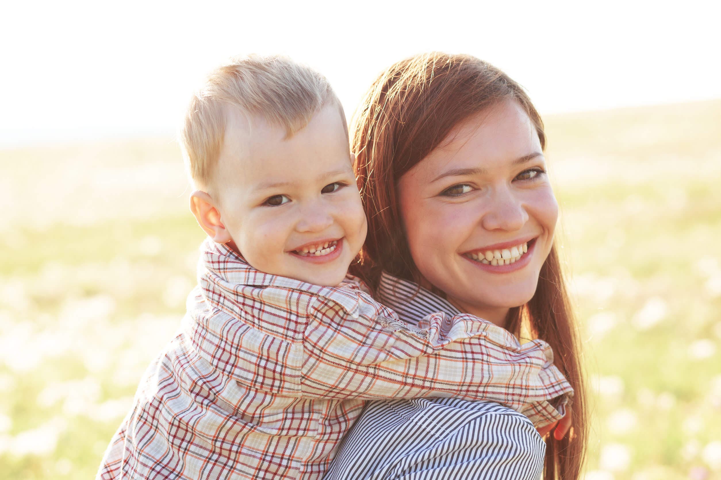 La felicidad de las madres con sus hijos.