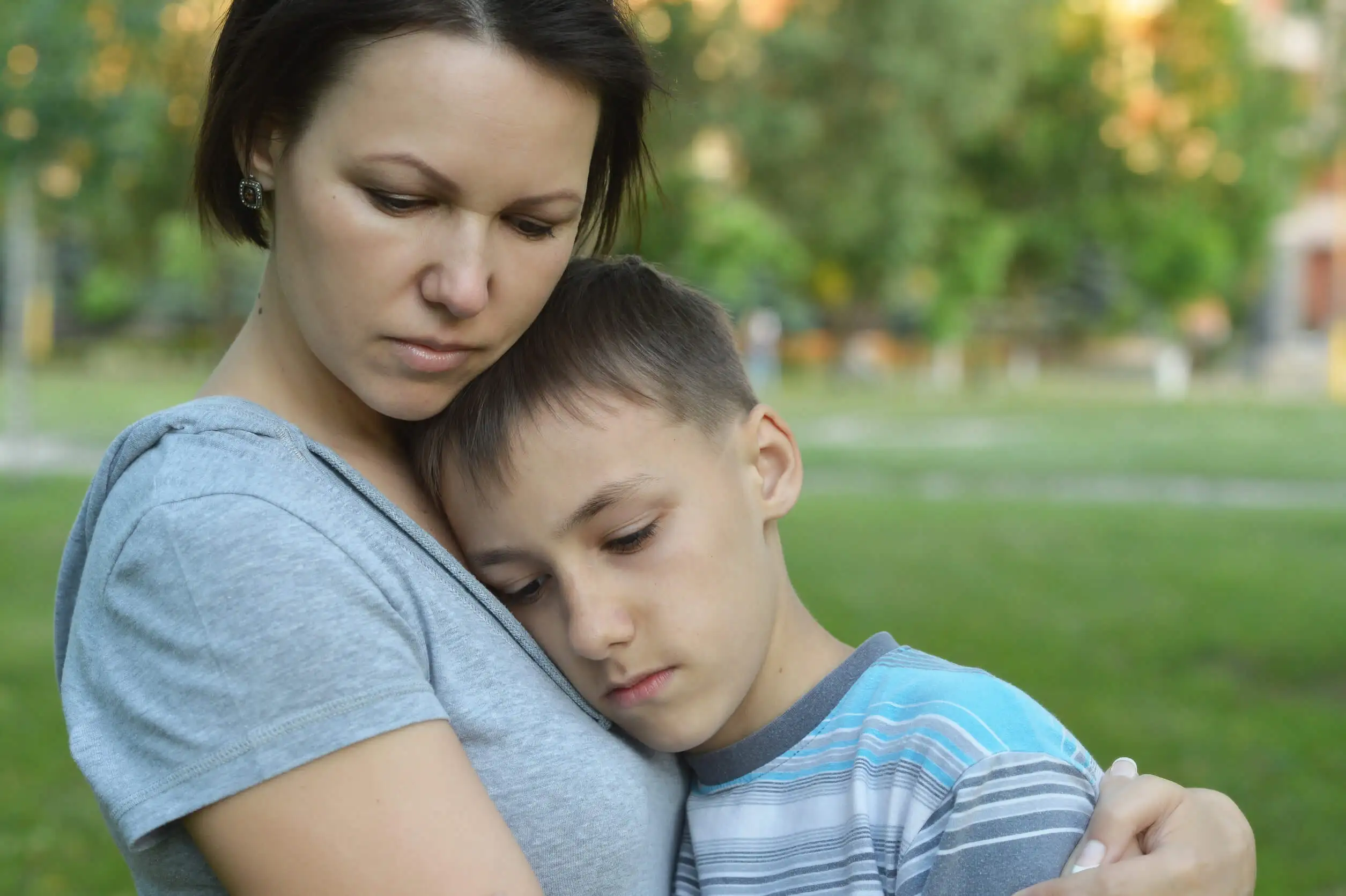 Madre e hijo tristes en la escuela.