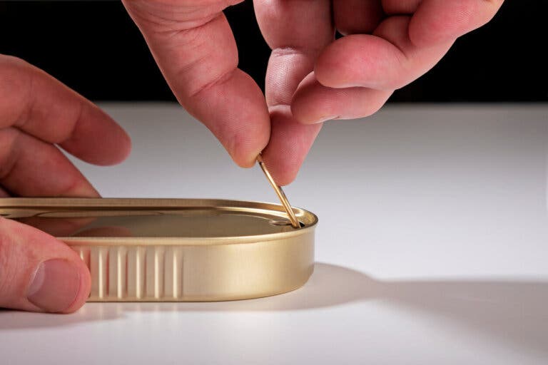 Cómo abrir una lata sin un abrelatas