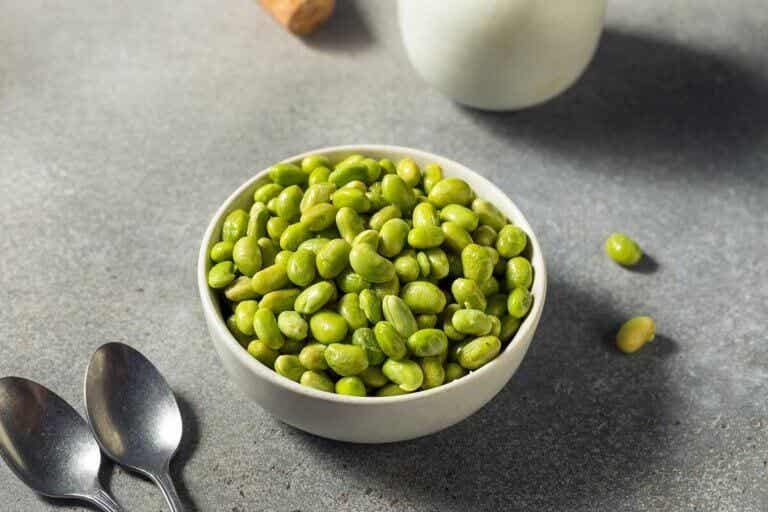 What is green bean and how can it be prepared?