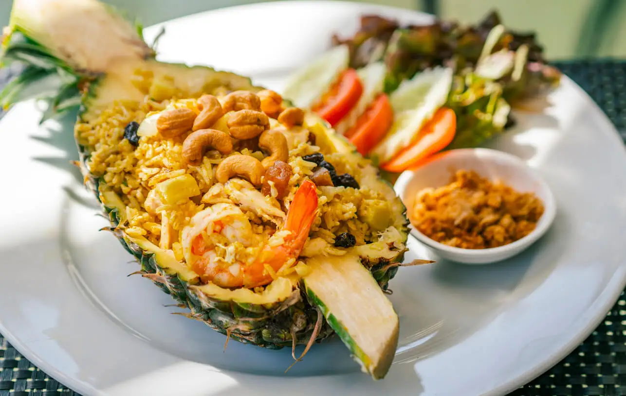Arroz frito con piñas.