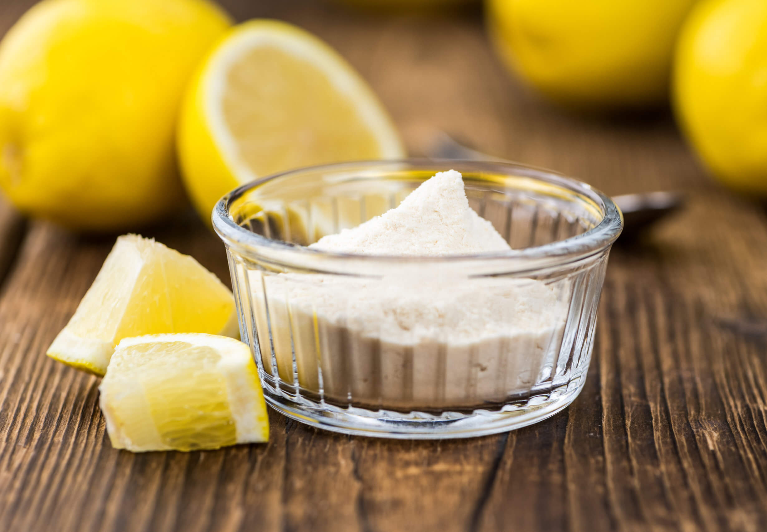 Bicarbonato di sodio e limone per rimuovere le macchie d'acqua