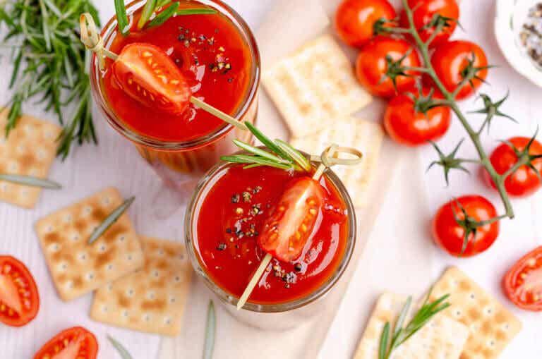 Bloody Mary: koktail lezat dengan jus tomat