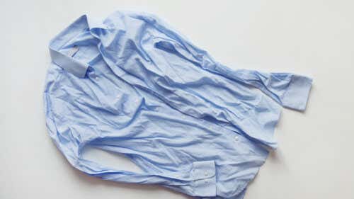 ¿Cómo desarrugar la ropa sin plancha?