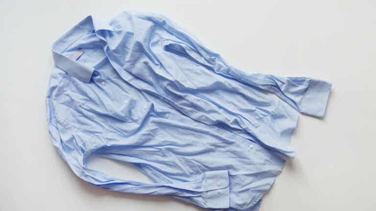 How to unwrinkle clothes without an iron?