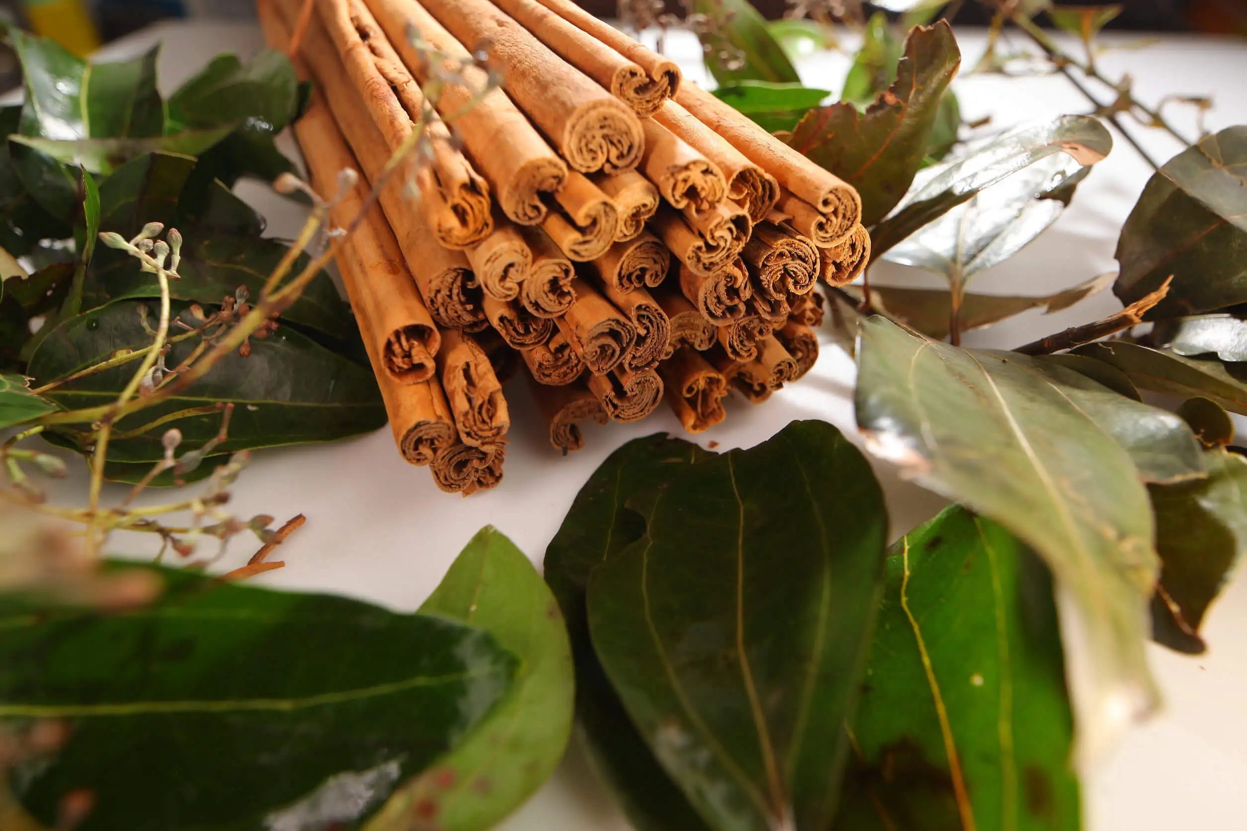 Para calmar la indigestión de manera natural puedes usar canela