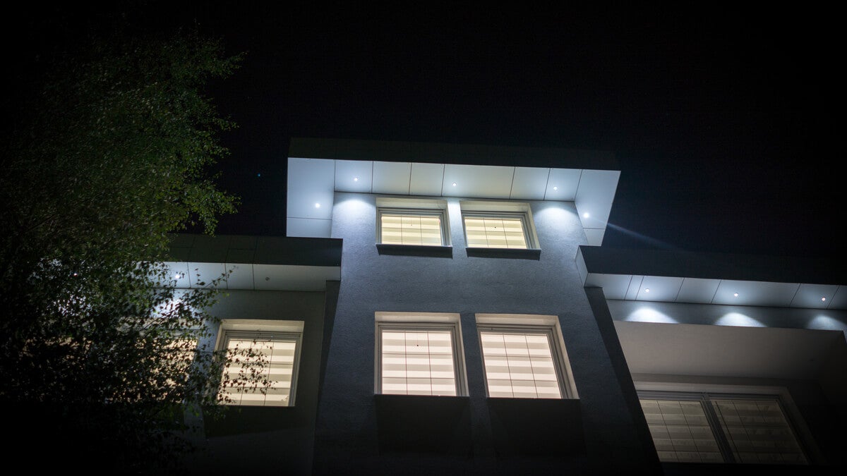 Luces en el exterior de la casa para ahuyentar los murciélagos.