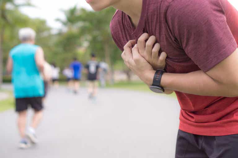 Dolor en el pecho al lado derecho: 9 posibles causas y tratamientos