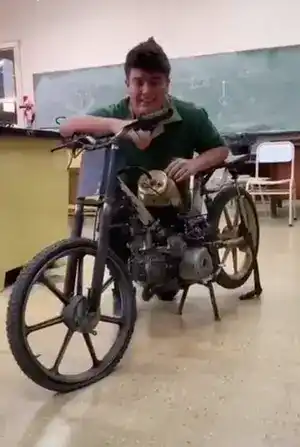 El joven con la moto.