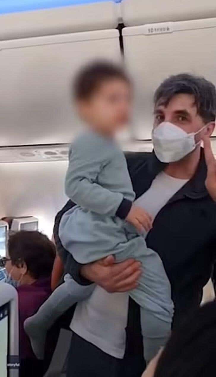 El niño en el avión.