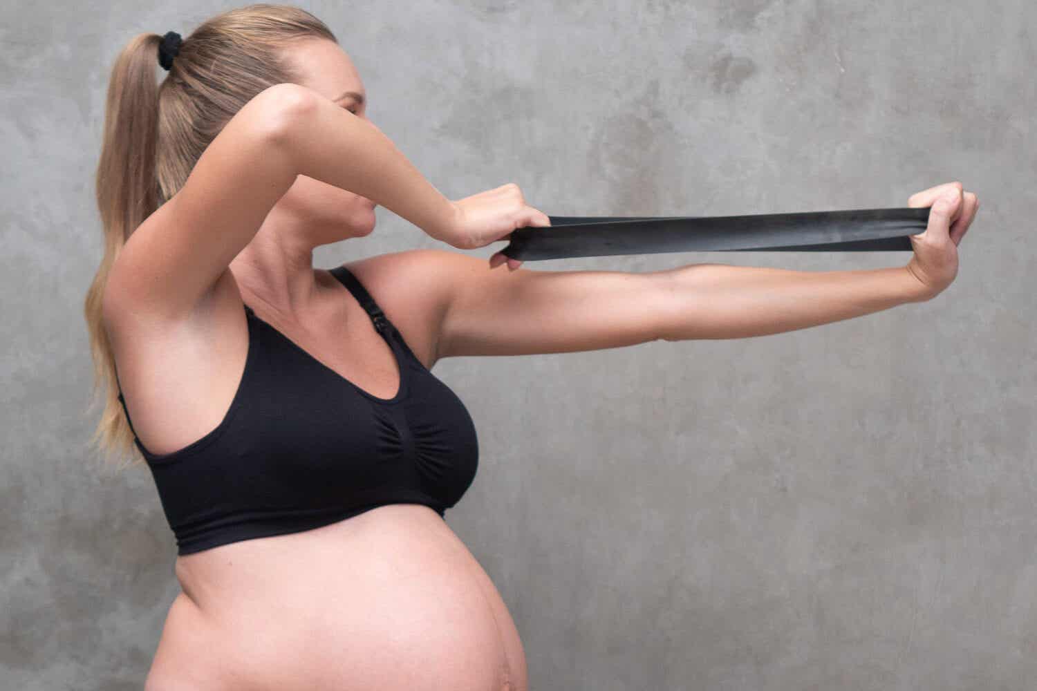 Силовые тренировки рук во время беременности