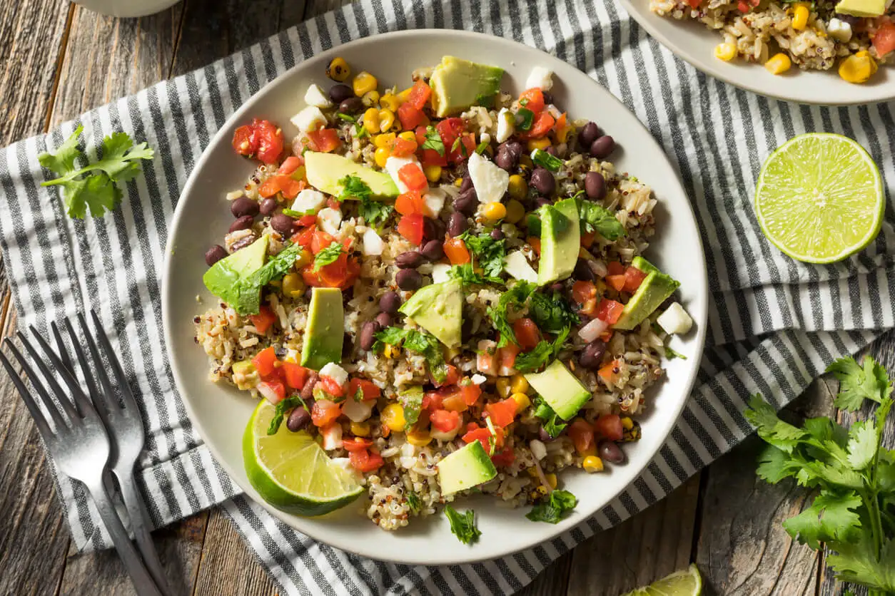Ensalada de arroz y guacamole.