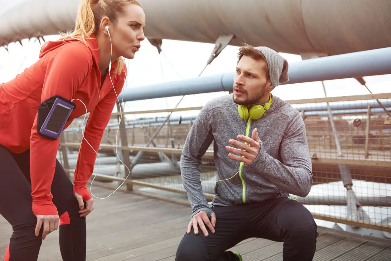 Sportmanager - Mann coacht eine Frau