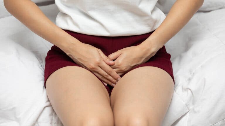 Flujo vaginal amarillo con y sin olor: 6 causas y tratamiento