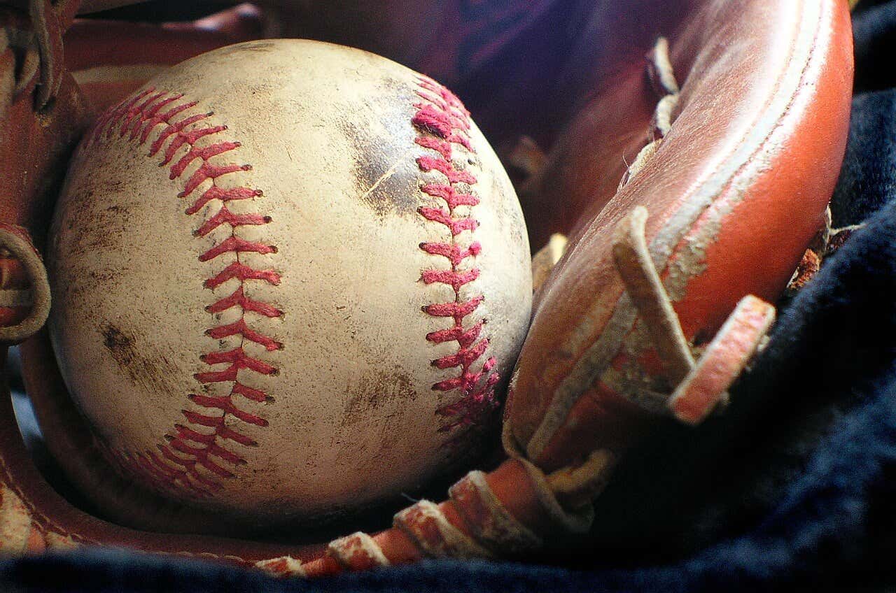 Gant et balle de baseball.