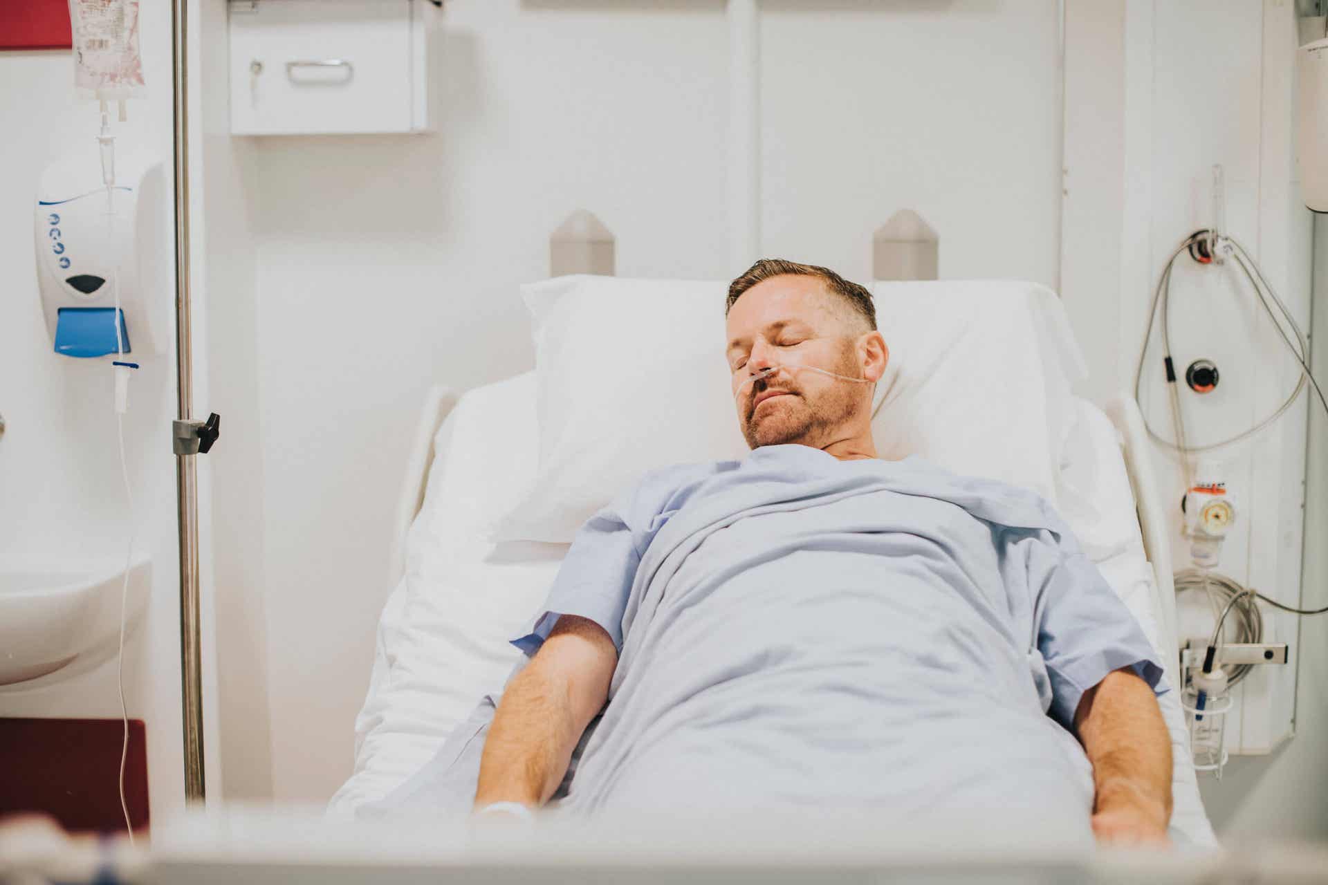 Homme à l'hôpital après un cathétérisme cardiaque.
