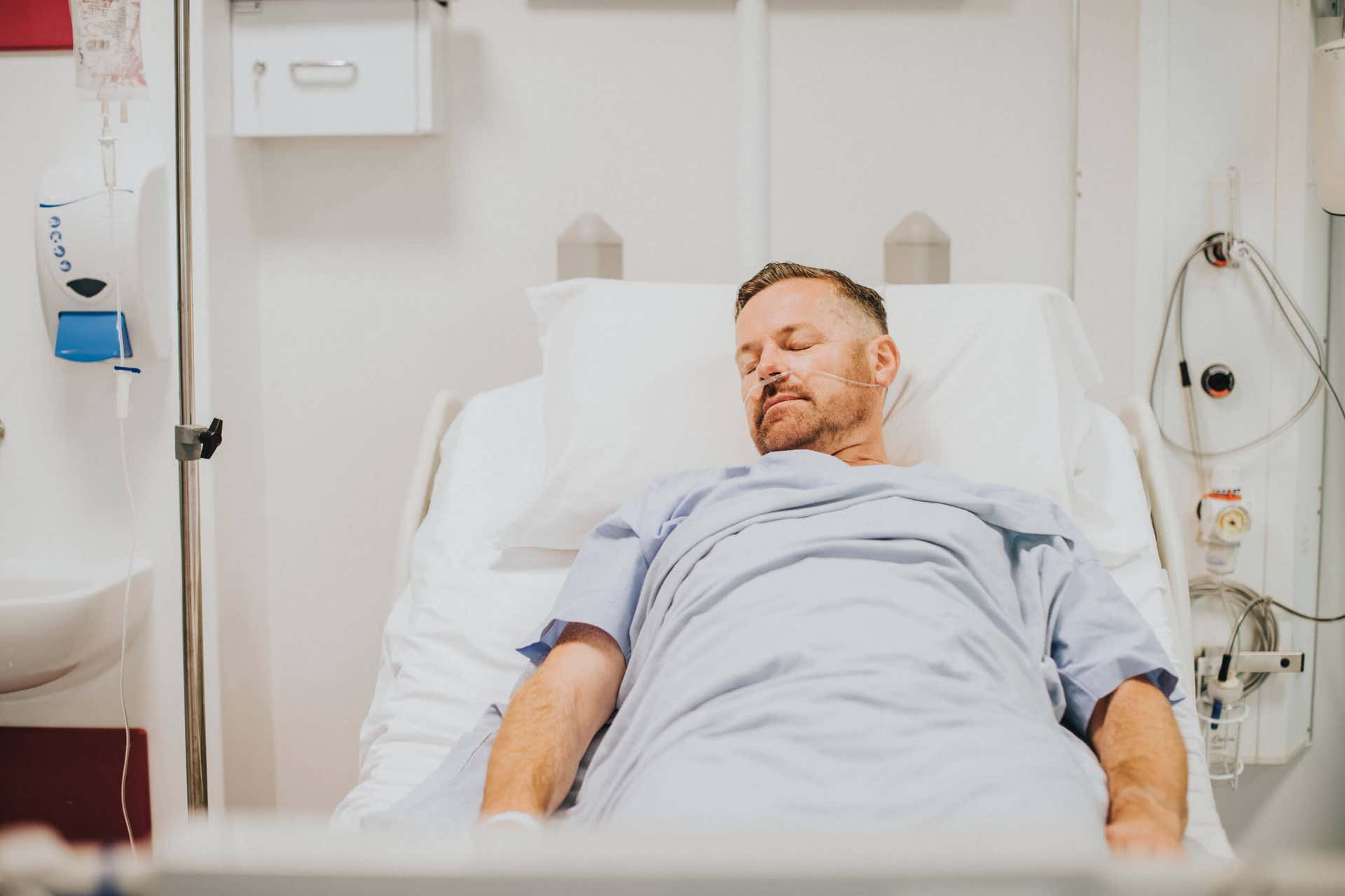 Hombre en hospital tras cateterismo cardíaco.