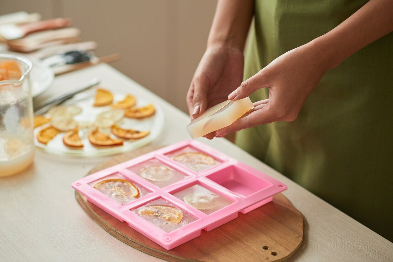 Cómo elaborar jabones caseros con glicerina - Mejor con Salud